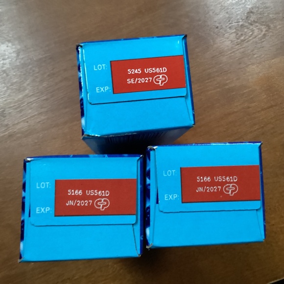 Colgate MaxFresh Ultrafreeze Cool Mint with Breath Strips Toothpaste Bundle - Picture 4 of 6